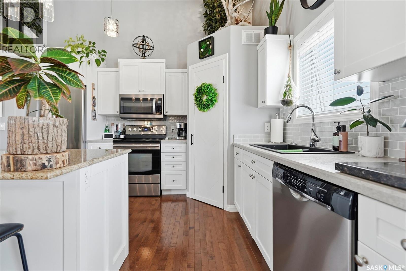 139 Allwood Crescent, Saskatoon, SK - Indoor Photo Showing Kitchen With Stainless Steel Kitchen With Upgraded Kitchen