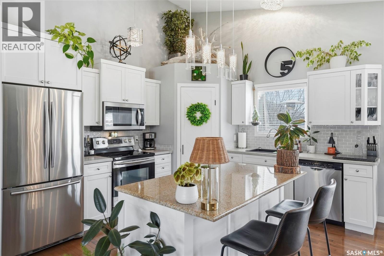 139 Allwood Crescent, Saskatoon, SK - Indoor Photo Showing Kitchen With Stainless Steel Kitchen With Upgraded Kitchen