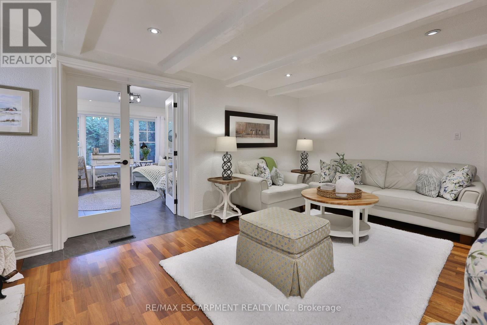3555 Kingbird Court, Mississauga, ON - Indoor Photo Showing Living Room