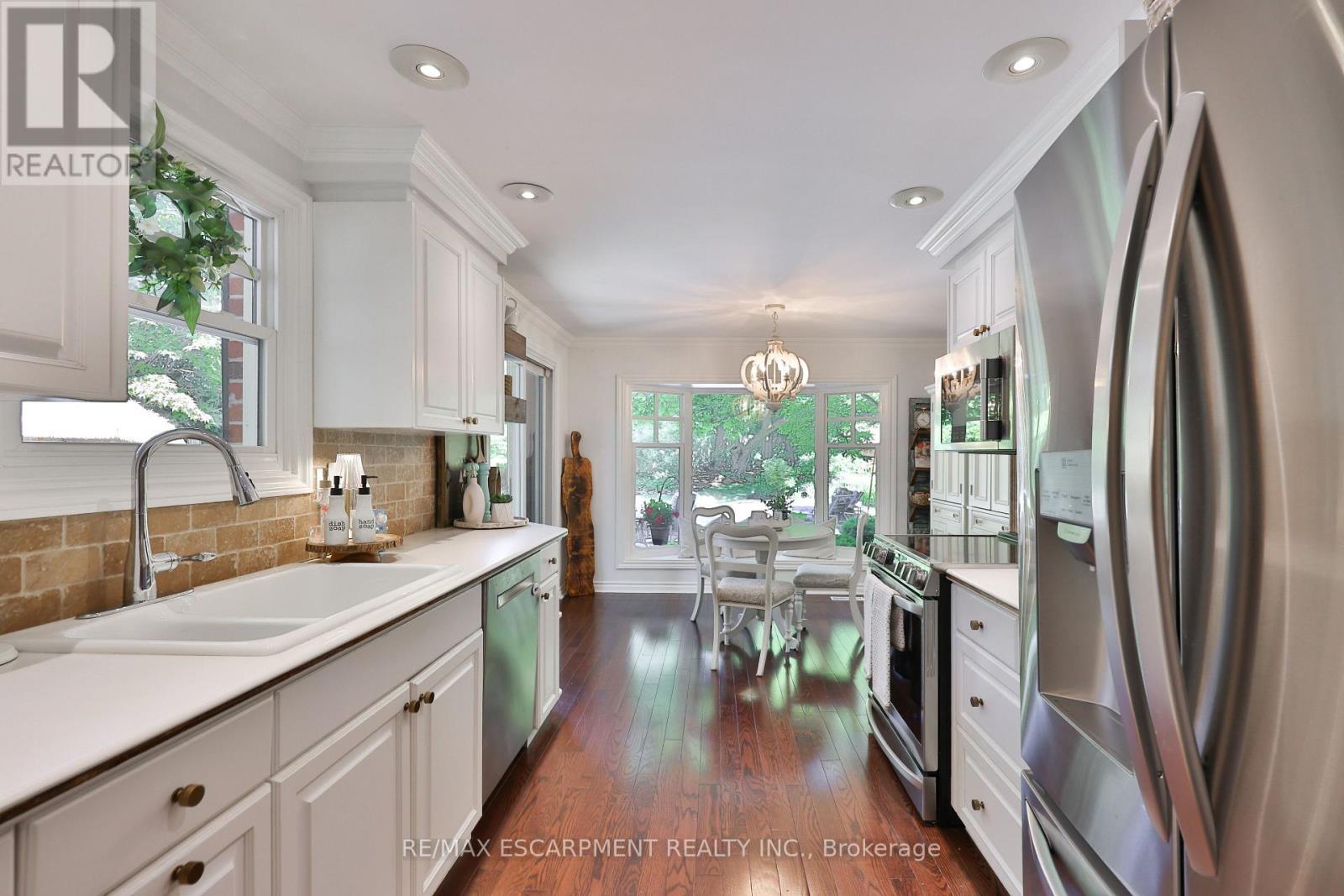 3555 Kingbird Court, Mississauga, ON - Indoor Photo Showing Kitchen With Upgraded Kitchen