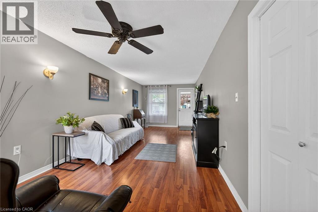 190 Campbell Avenue, Hamilton, ON - Indoor Photo Showing Living Room