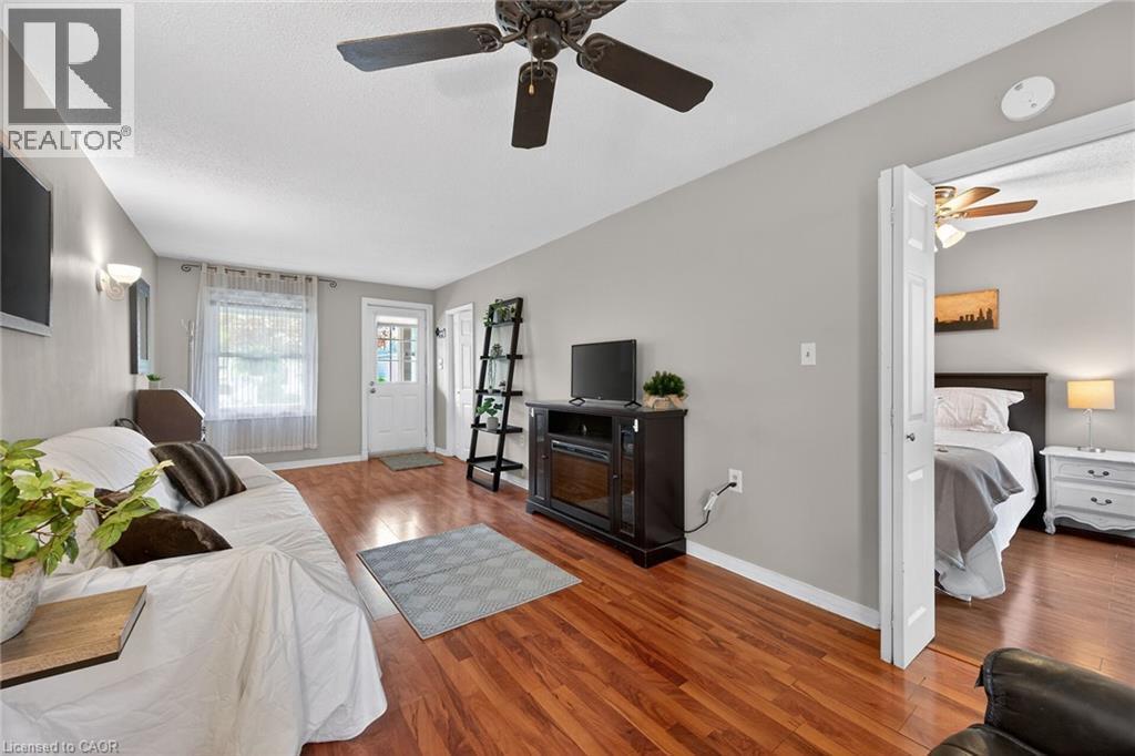 190 Campbell Avenue, Hamilton, ON - Indoor Photo Showing Living Room
