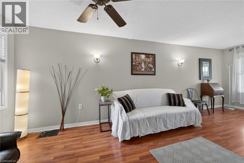 190 Campbell Avenue, Hamilton, ON - Indoor Photo Showing Bedroom