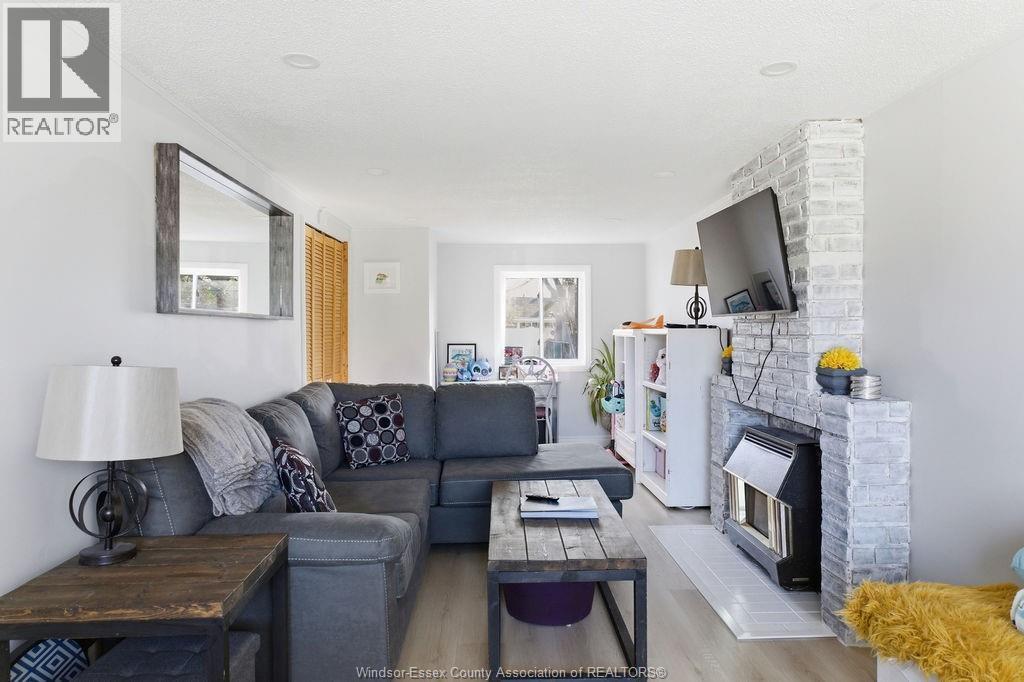 876 Westminster Boulevard, Windsor, ON - Indoor Photo Showing Living Room With Fireplace