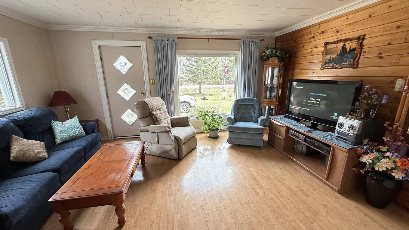 1637 Highway 595, Neebing, ON - Indoor Photo Showing Living Room