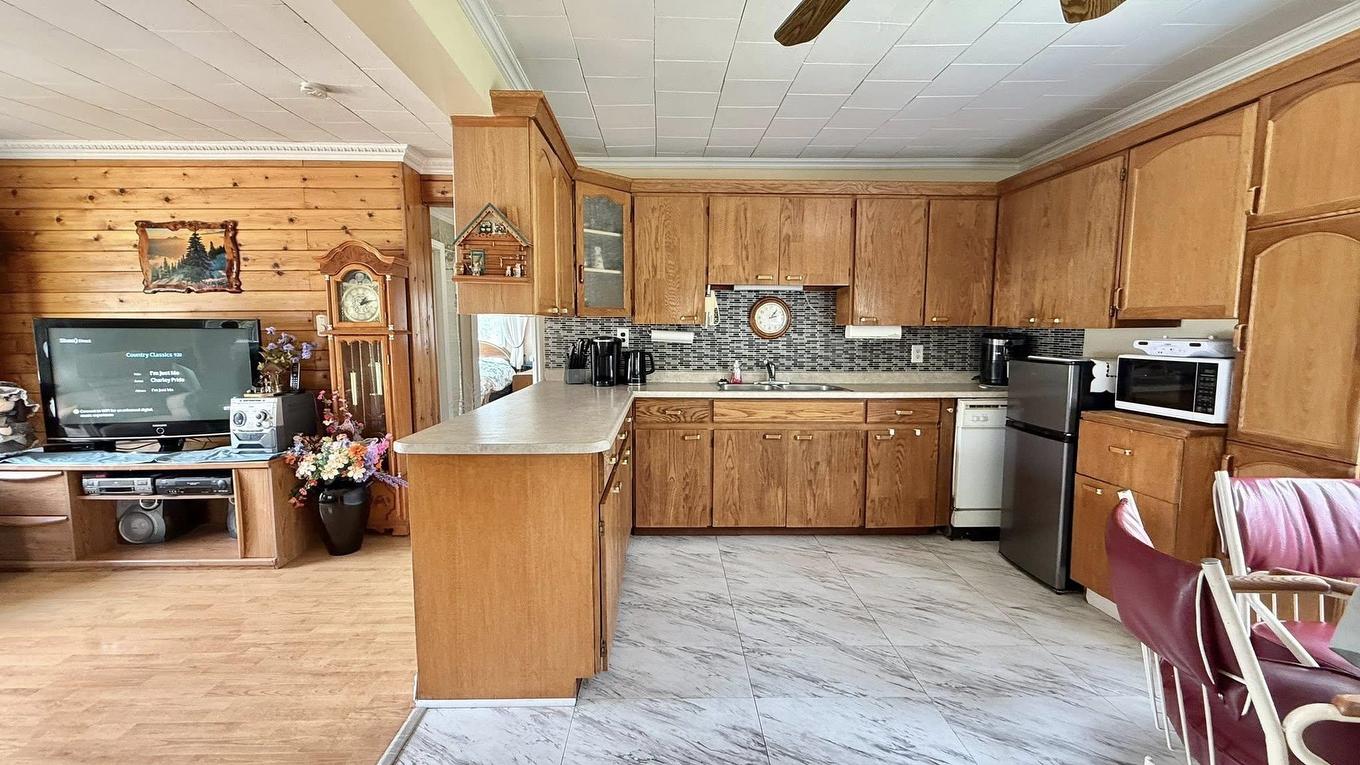 1637 Highway 595, Neebing, ON - Indoor Photo Showing Kitchen With Double Sink