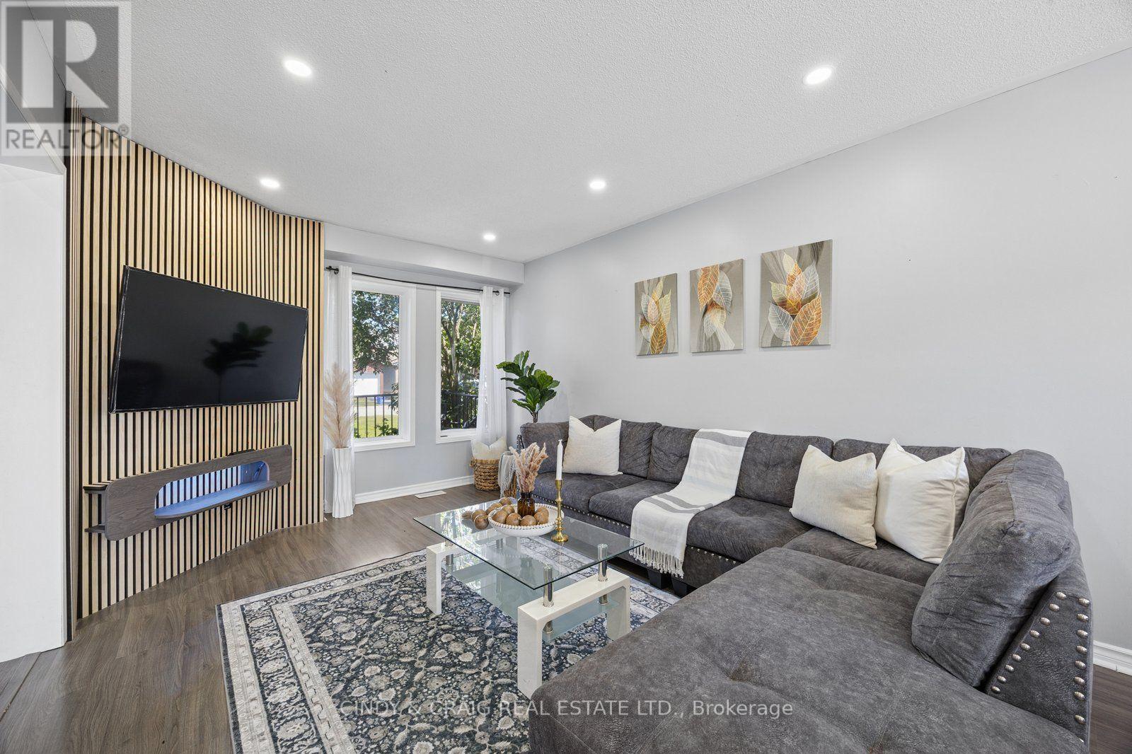 25 John Walter Crescent, Clarington, ON - Indoor Photo Showing Living Room