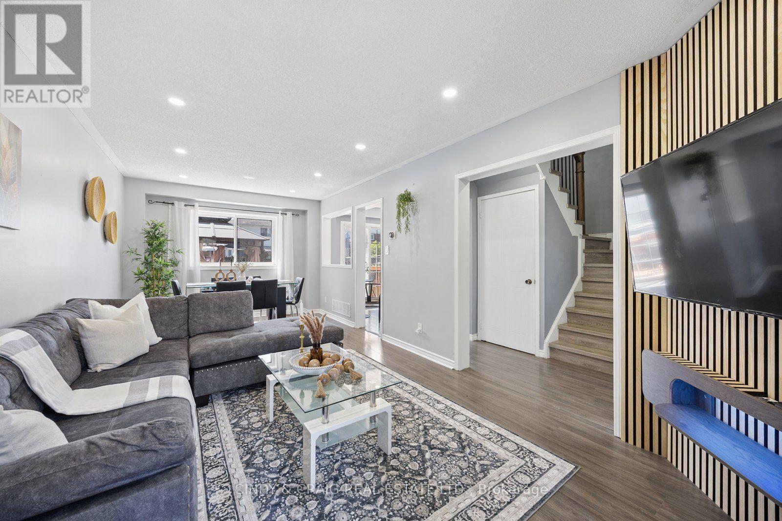 25 John Walter Crescent, Clarington, ON - Indoor Photo Showing Living Room