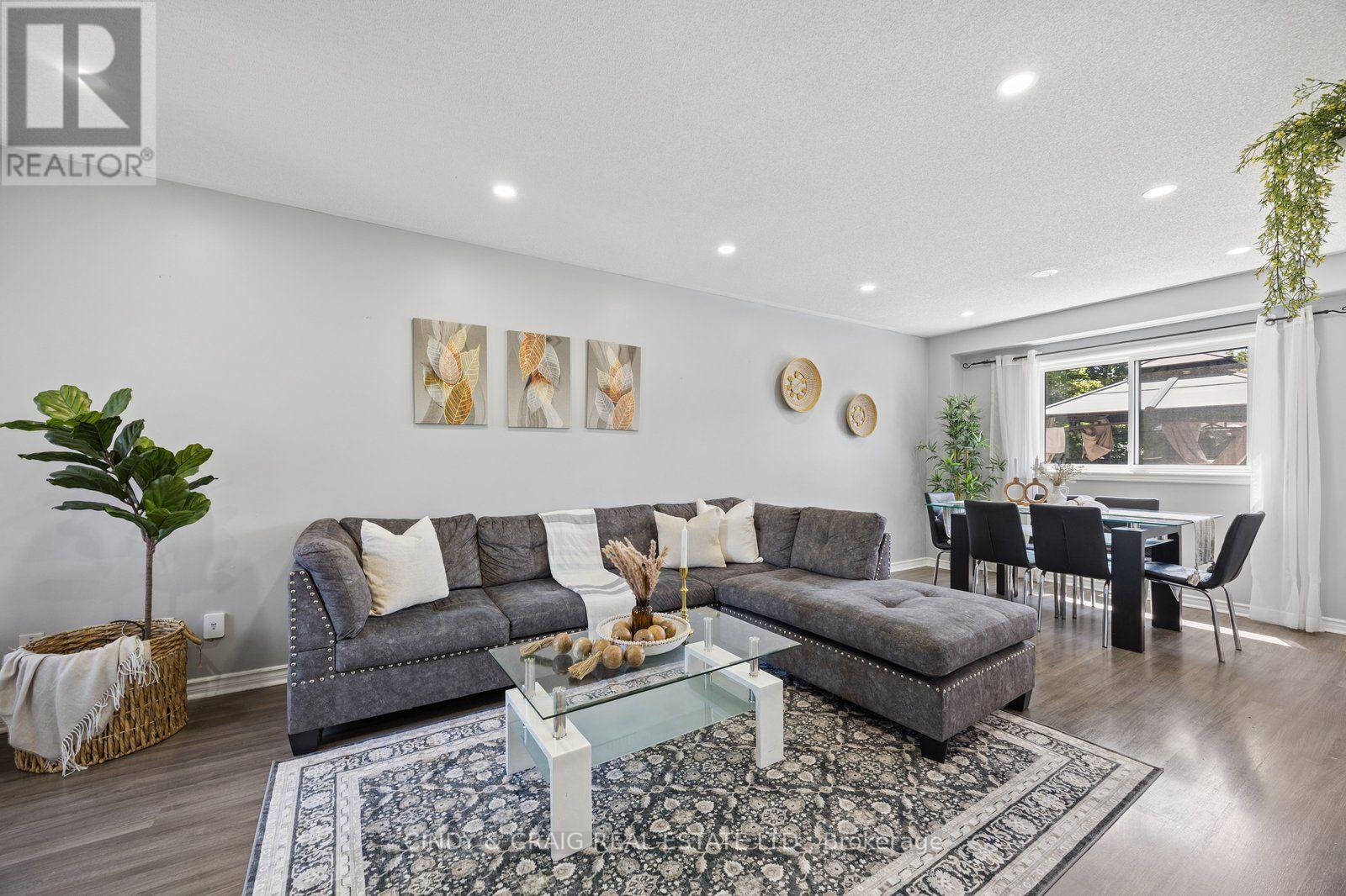 25 John Walter Crescent, Clarington, ON - Indoor Photo Showing Living Room