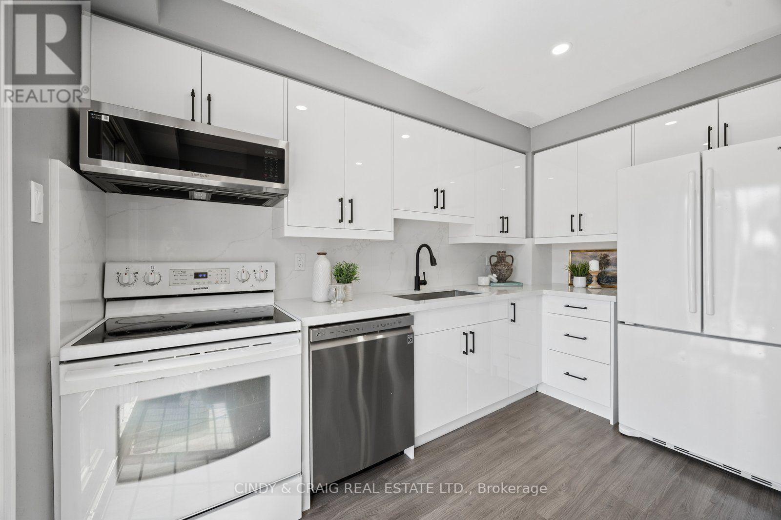 25 John Walter Crescent, Clarington, ON - Indoor Photo Showing Kitchen