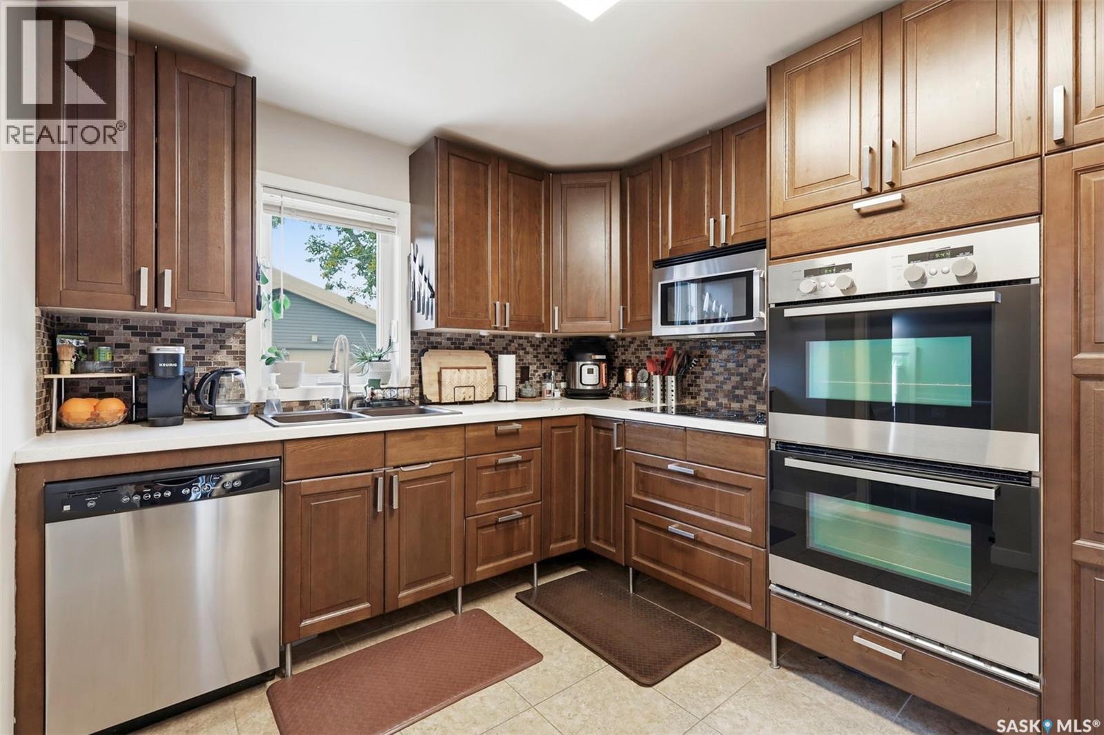 1023 2Nd Street E, Saskatoon, SK - Indoor Photo Showing Kitchen With Double Sink
