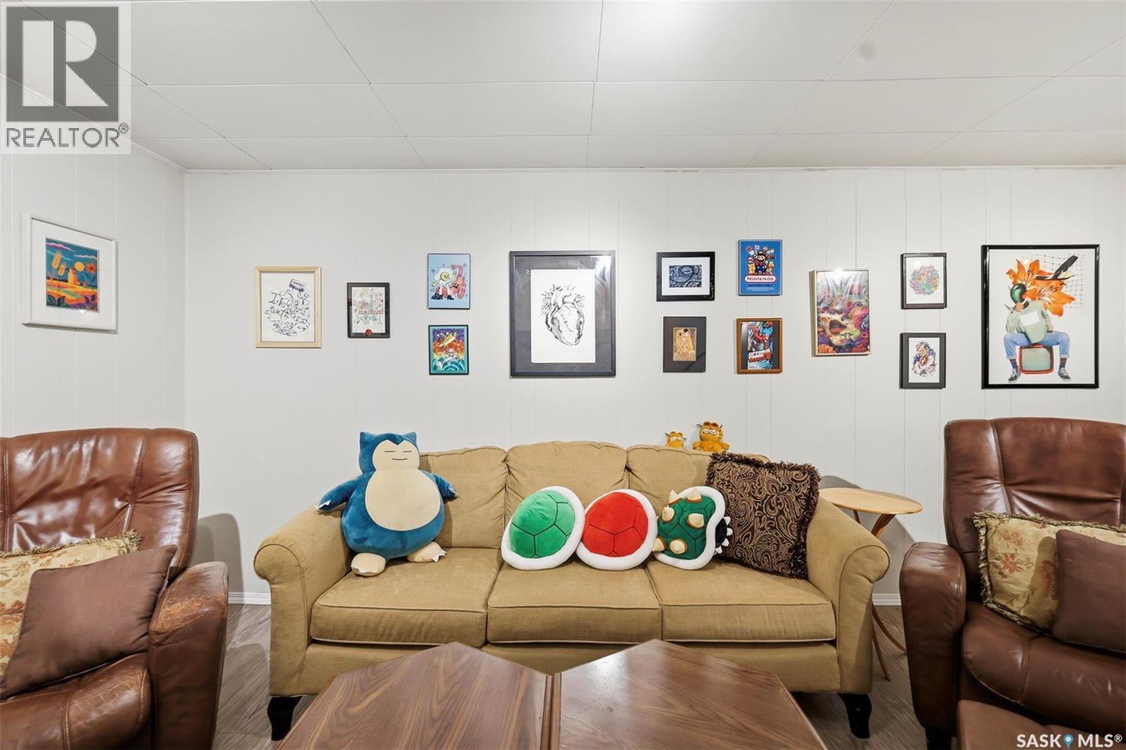 1023 2Nd Street E, Saskatoon, SK - Indoor Photo Showing Living Room