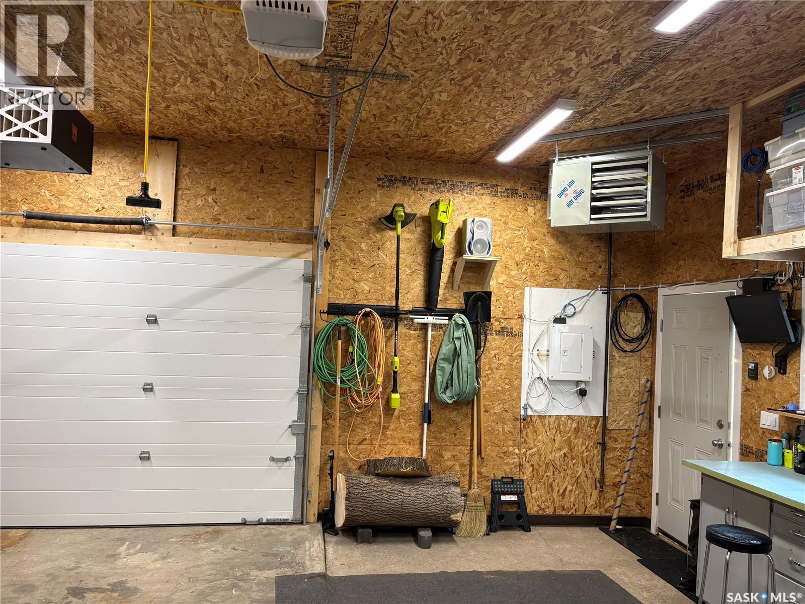 1023 2Nd Street E, Saskatoon, SK - Indoor Photo Showing Garage