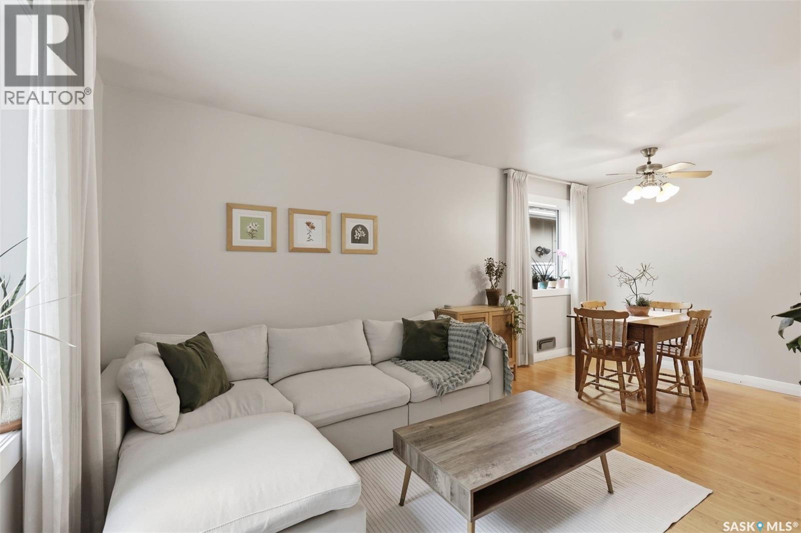 1023 2Nd Street E, Saskatoon, SK - Indoor Photo Showing Living Room