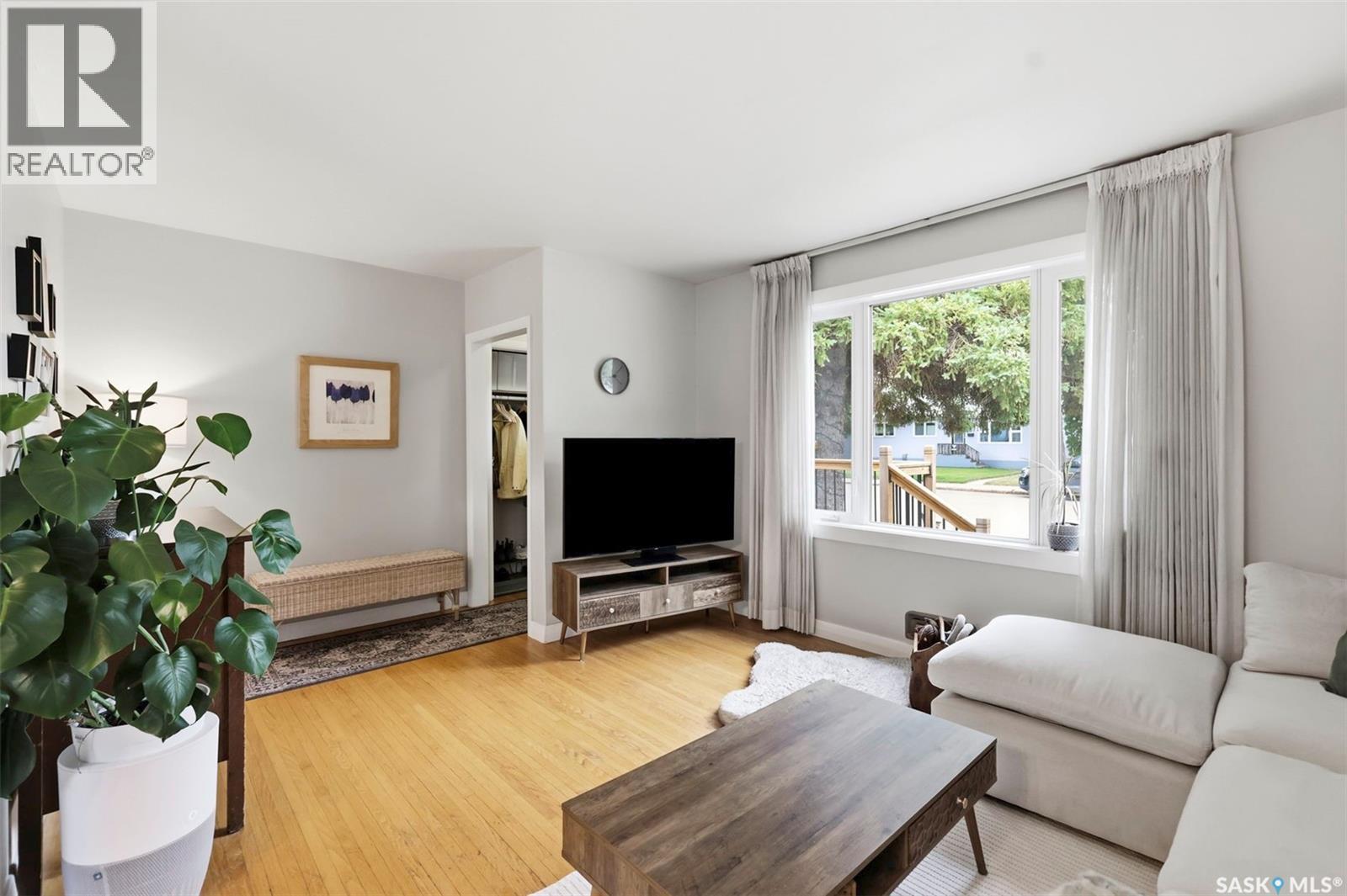 1023 2Nd Street E, Saskatoon, SK - Indoor Photo Showing Living Room