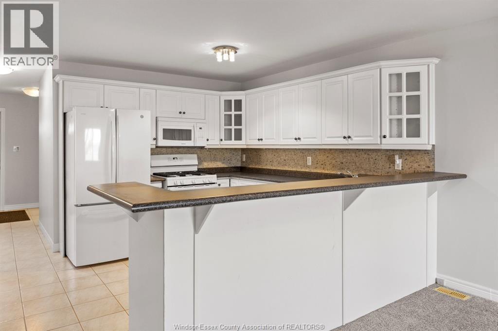 619 Rodfam, Windsor, ON - Indoor Photo Showing Kitchen