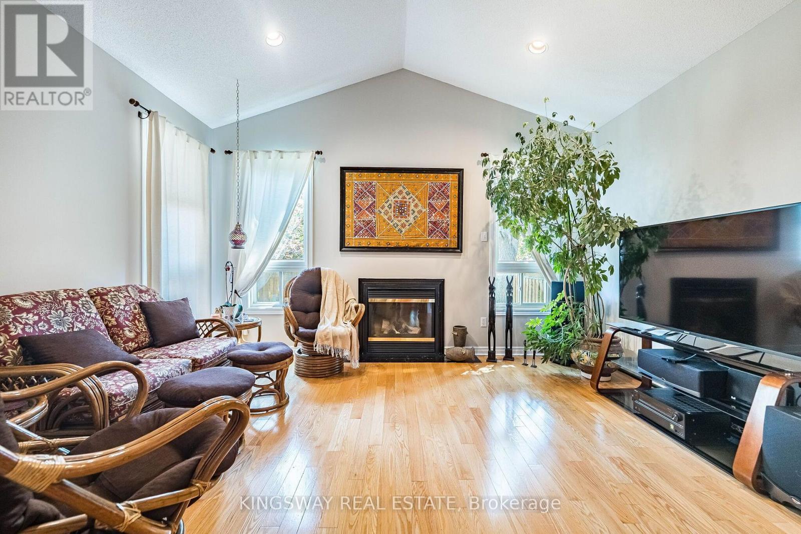 3598 Fountain Park Avenue, Mississauga, ON - Indoor Photo Showing Living Room With Fireplace
