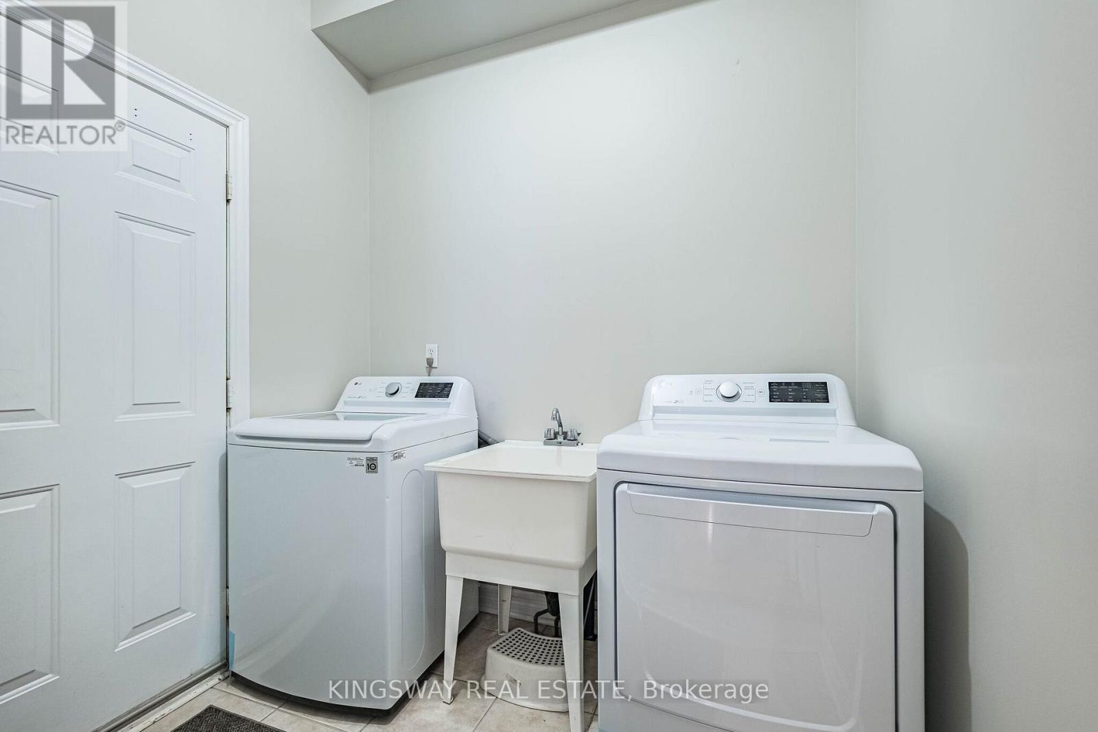 3598 Fountain Park Avenue, Mississauga, ON - Indoor Photo Showing Laundry Room