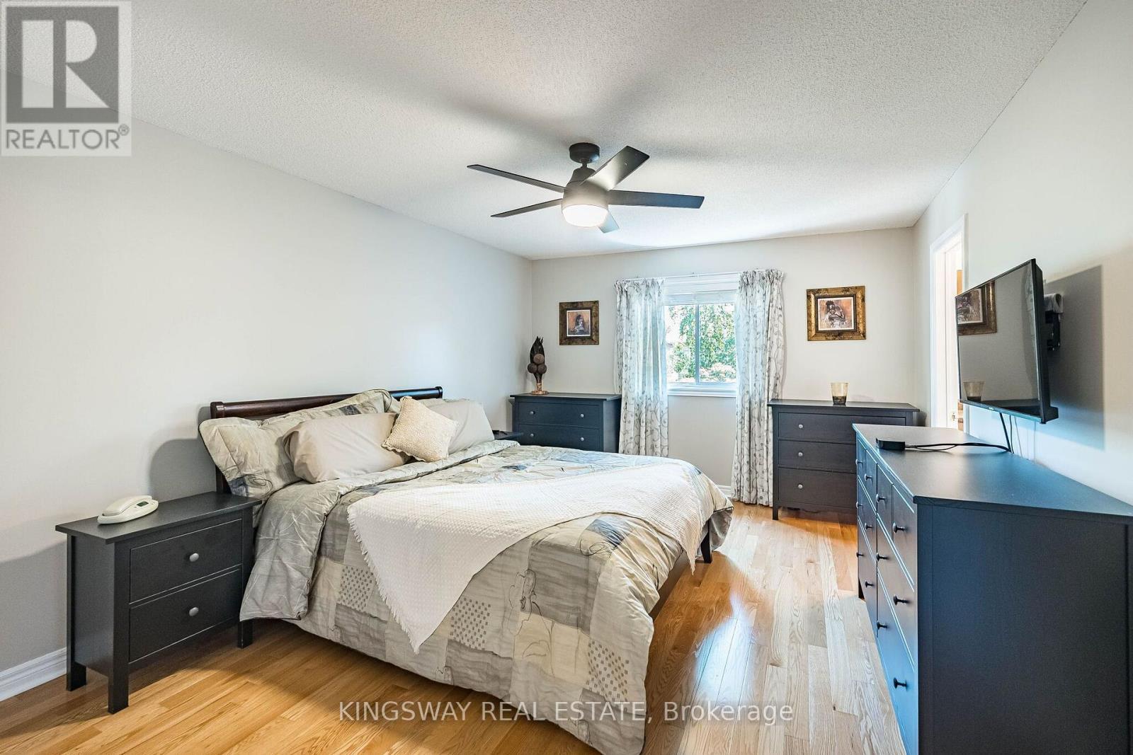 3598 Fountain Park Avenue, Mississauga, ON - Indoor Photo Showing Bedroom