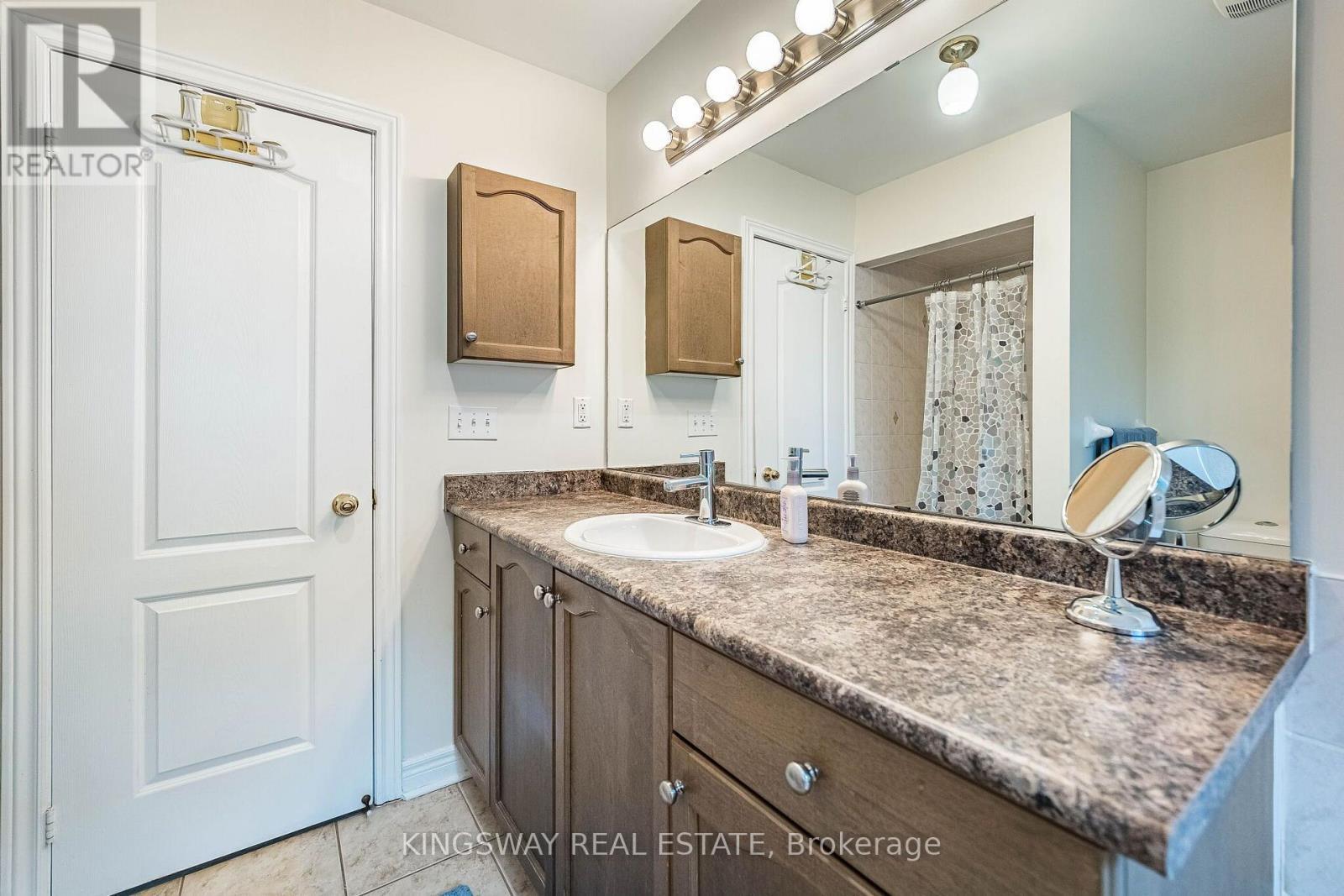3598 Fountain Park Avenue, Mississauga, ON - Indoor Photo Showing Bathroom