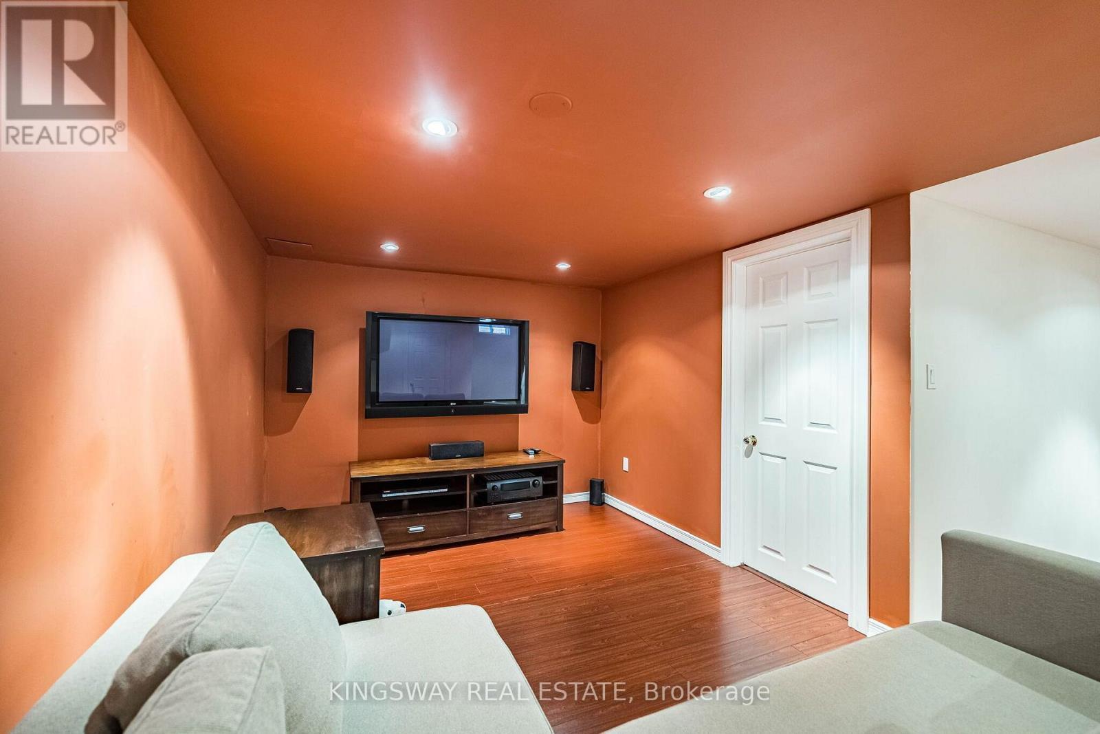 3598 Fountain Park Avenue, Mississauga, ON - Indoor Photo Showing Living Room
