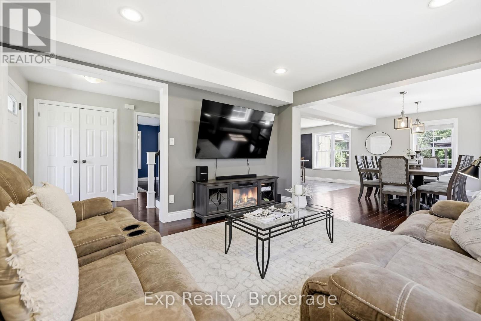 897 Dingman Road, Cramahe, ON - Indoor Photo Showing Living Room