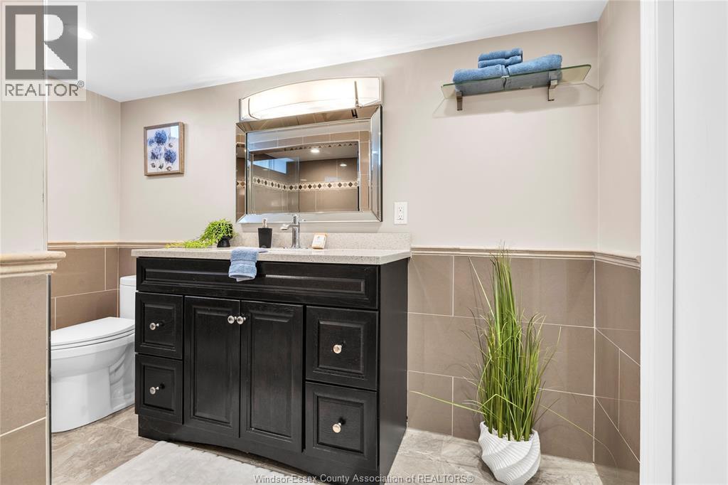 465 Christopher, Windsor, ON - Indoor Photo Showing Bathroom