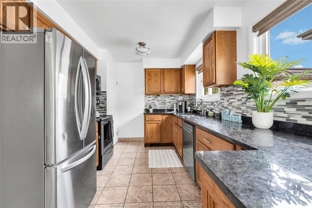 465 Christopher, Windsor, ON - Indoor Photo Showing Kitchen With Stainless Steel Kitchen