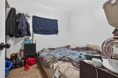 389 Harbison Avenue W, Winnipeg, MB - Indoor Photo Showing Bedroom