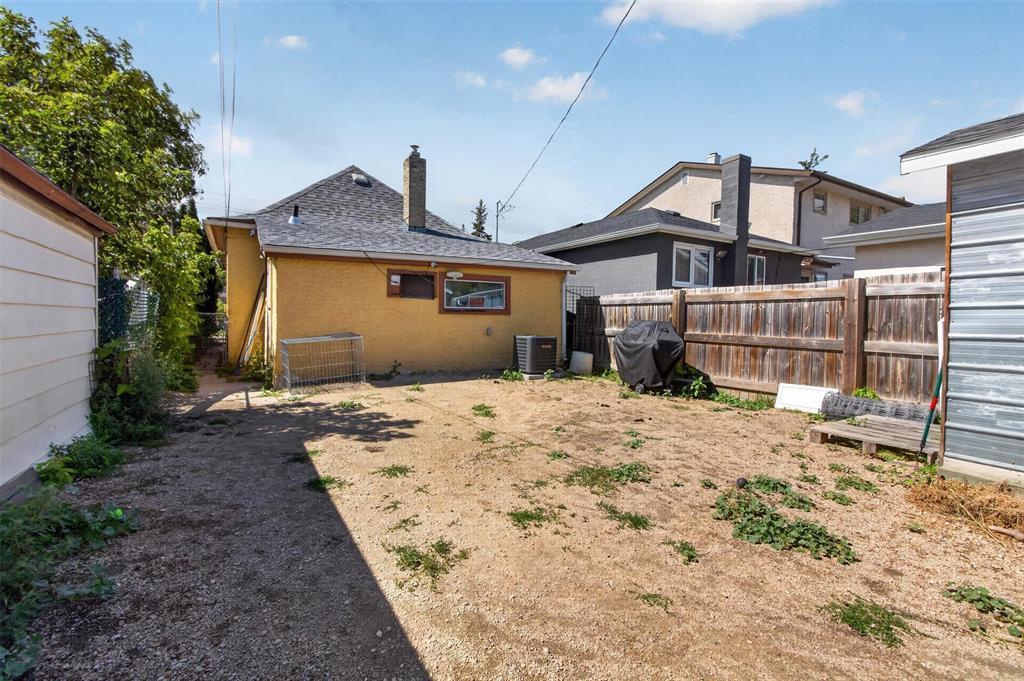 389 Harbison Avenue W, Winnipeg, MB - Outdoor With Exterior