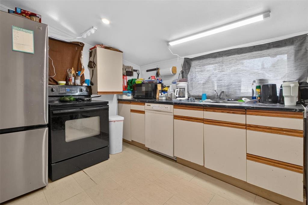 389 Harbison Avenue W, Winnipeg, MB - Indoor Photo Showing Kitchen