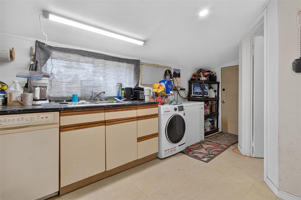 389 Harbison Avenue W, Winnipeg, MB - Indoor Photo Showing Laundry Room