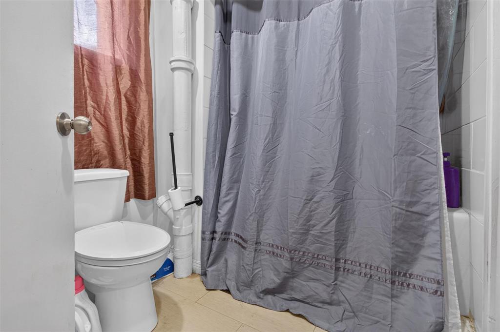 389 Harbison Avenue W, Winnipeg, MB - Indoor Photo Showing Bathroom