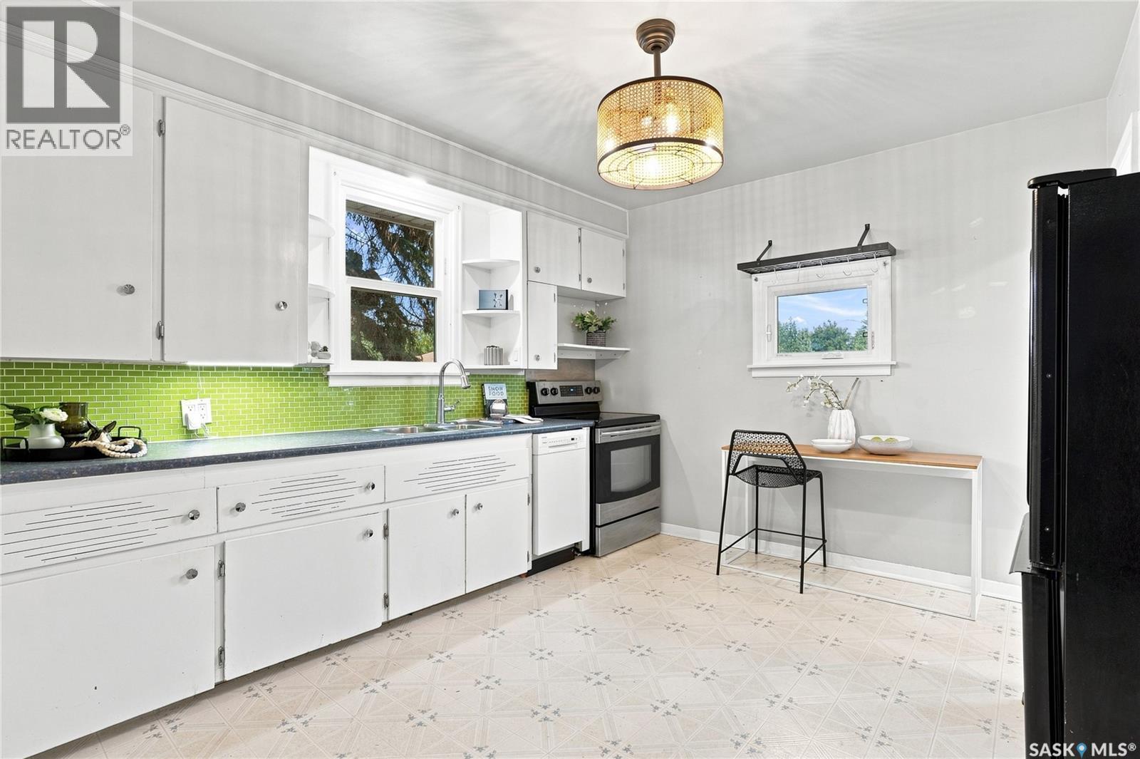 928 1St Street E, Saskatoon, SK - Indoor Photo Showing Kitchen