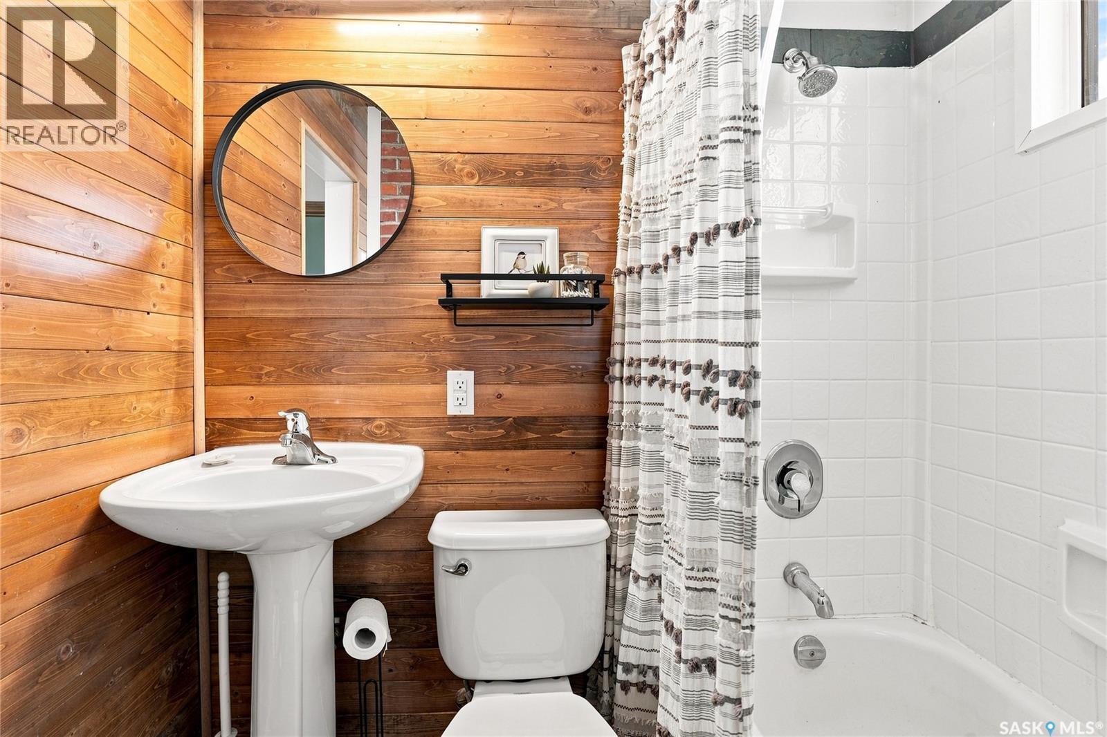 928 1St Street E, Saskatoon, SK - Indoor Photo Showing Bathroom