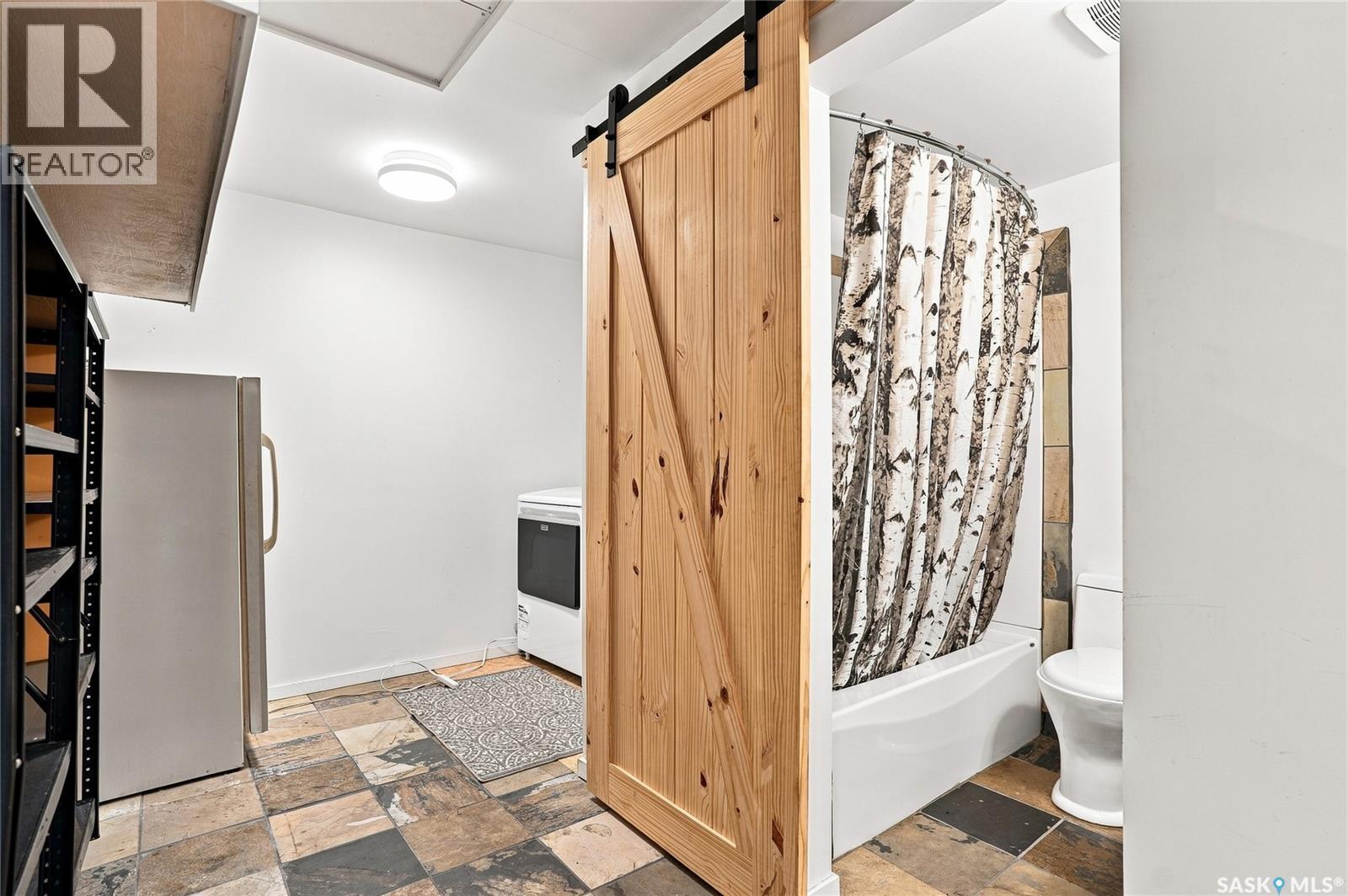 928 1St Street E, Saskatoon, SK - Indoor Photo Showing Bathroom