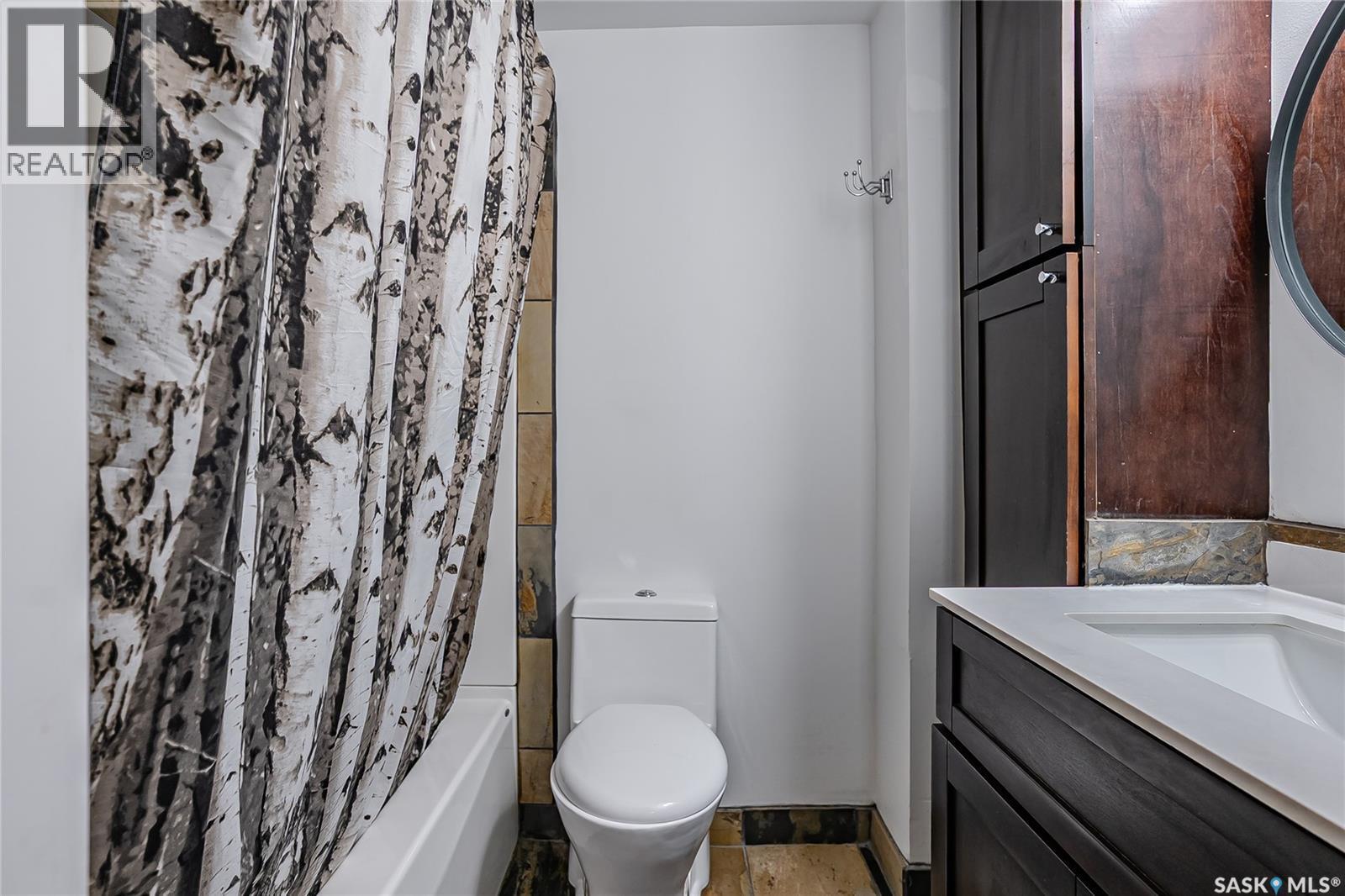 928 1St Street E, Saskatoon, SK - Indoor Photo Showing Bathroom