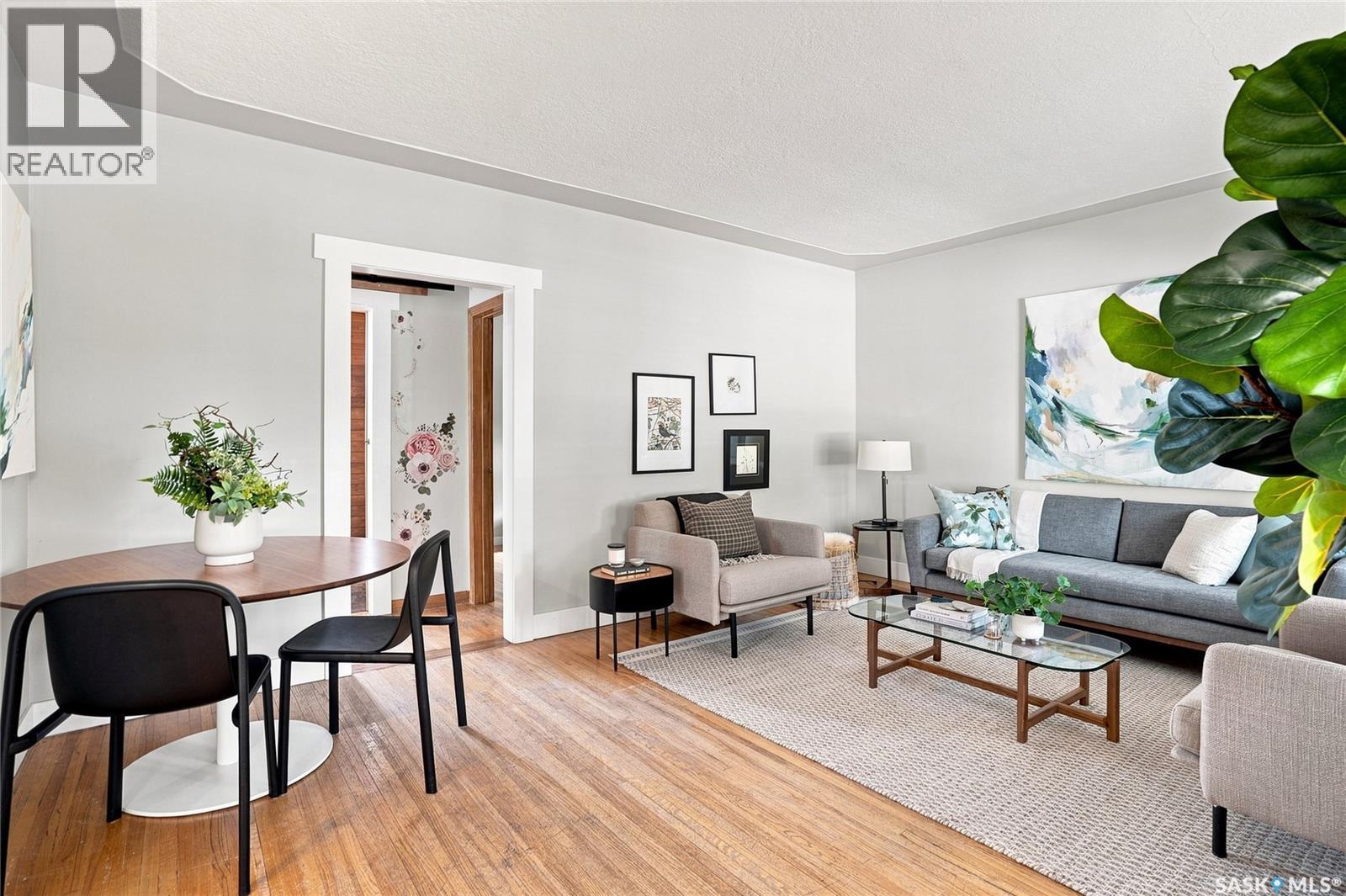 928 1St Street E, Saskatoon, SK - Indoor Photo Showing Living Room