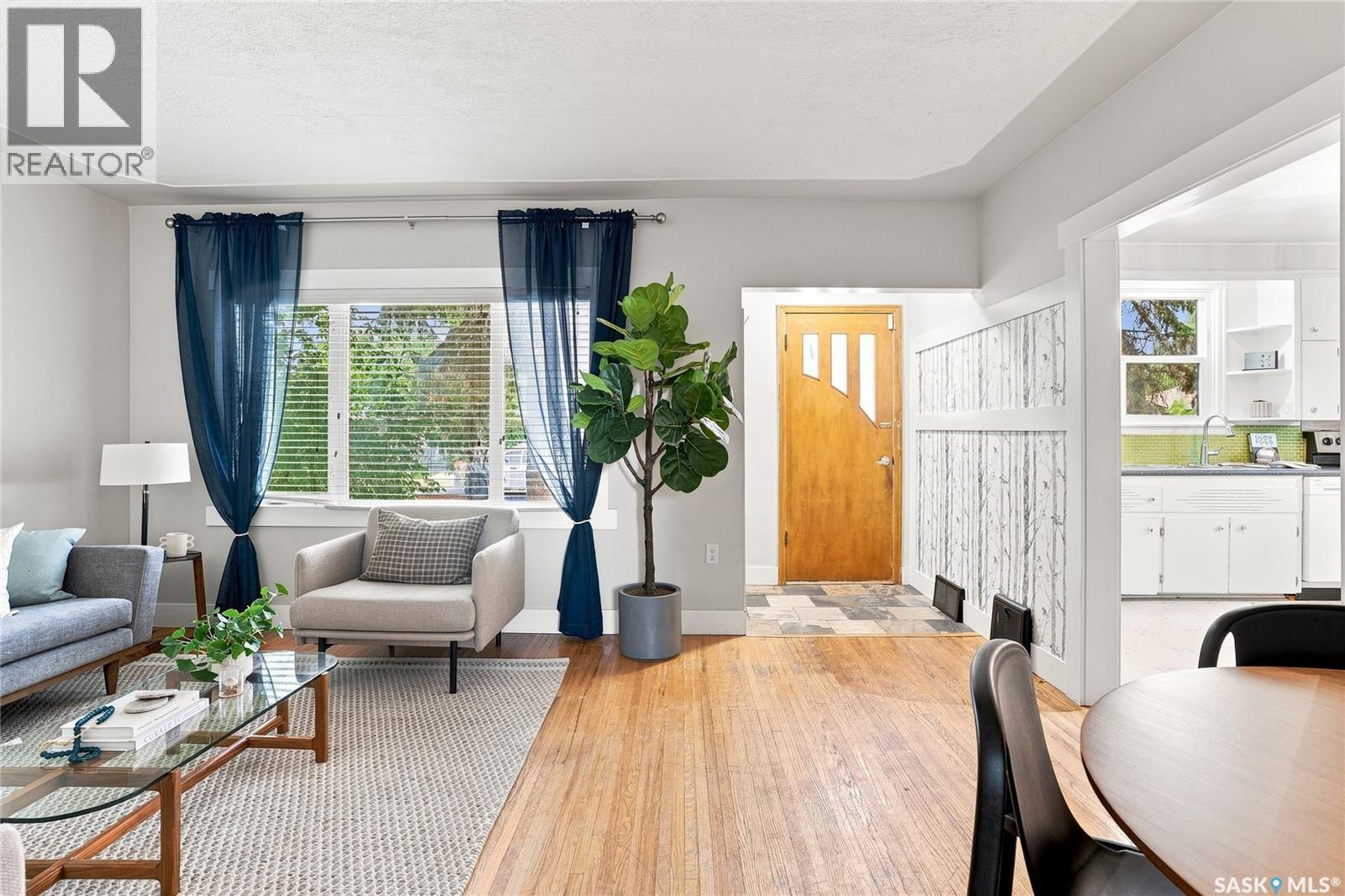 928 1St Street E, Saskatoon, SK - Indoor Photo Showing Living Room