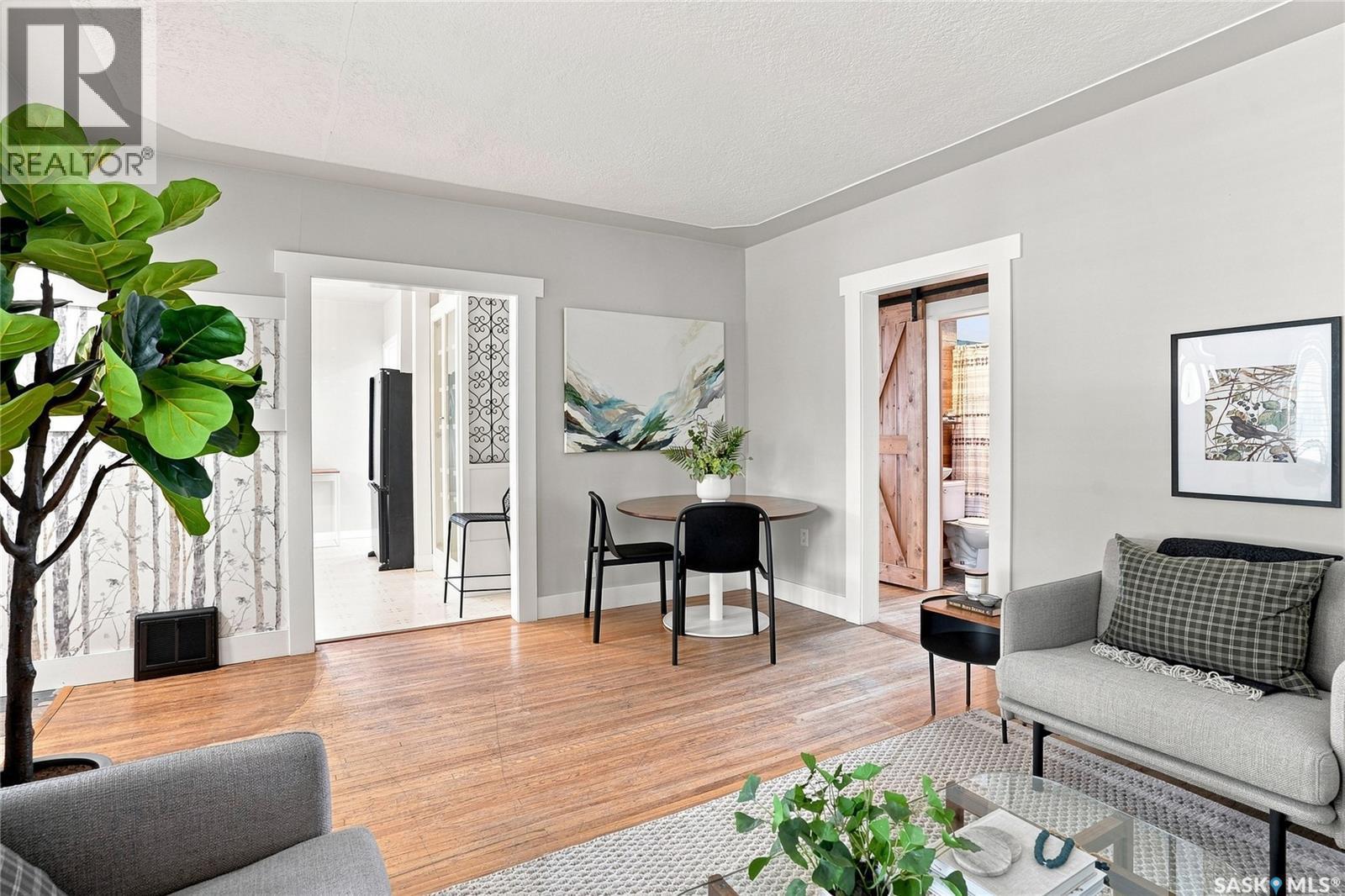 928 1St Street E, Saskatoon, SK - Indoor Photo Showing Living Room