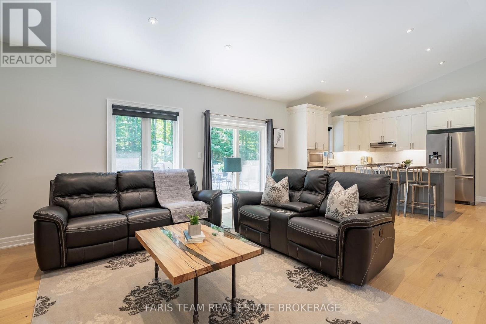 41 Tall Pines Drive, Tiny, ON - Indoor Photo Showing Living Room
