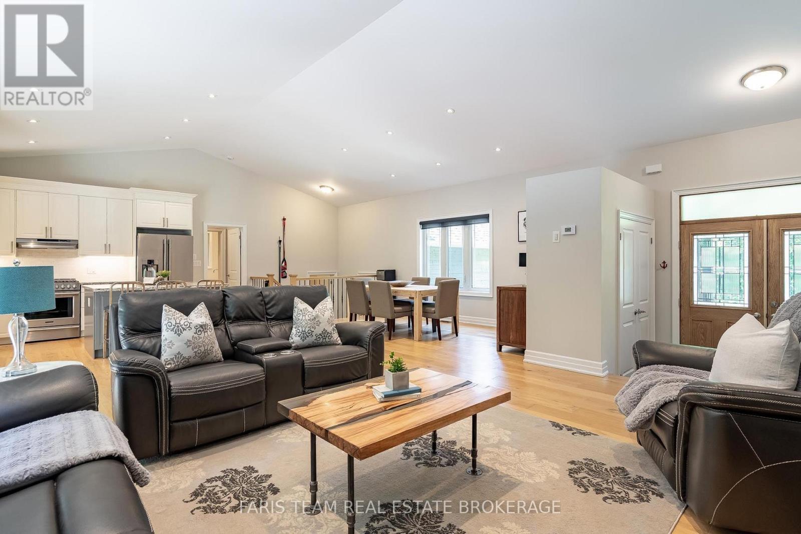 41 Tall Pines Drive, Tiny, ON - Indoor Photo Showing Living Room