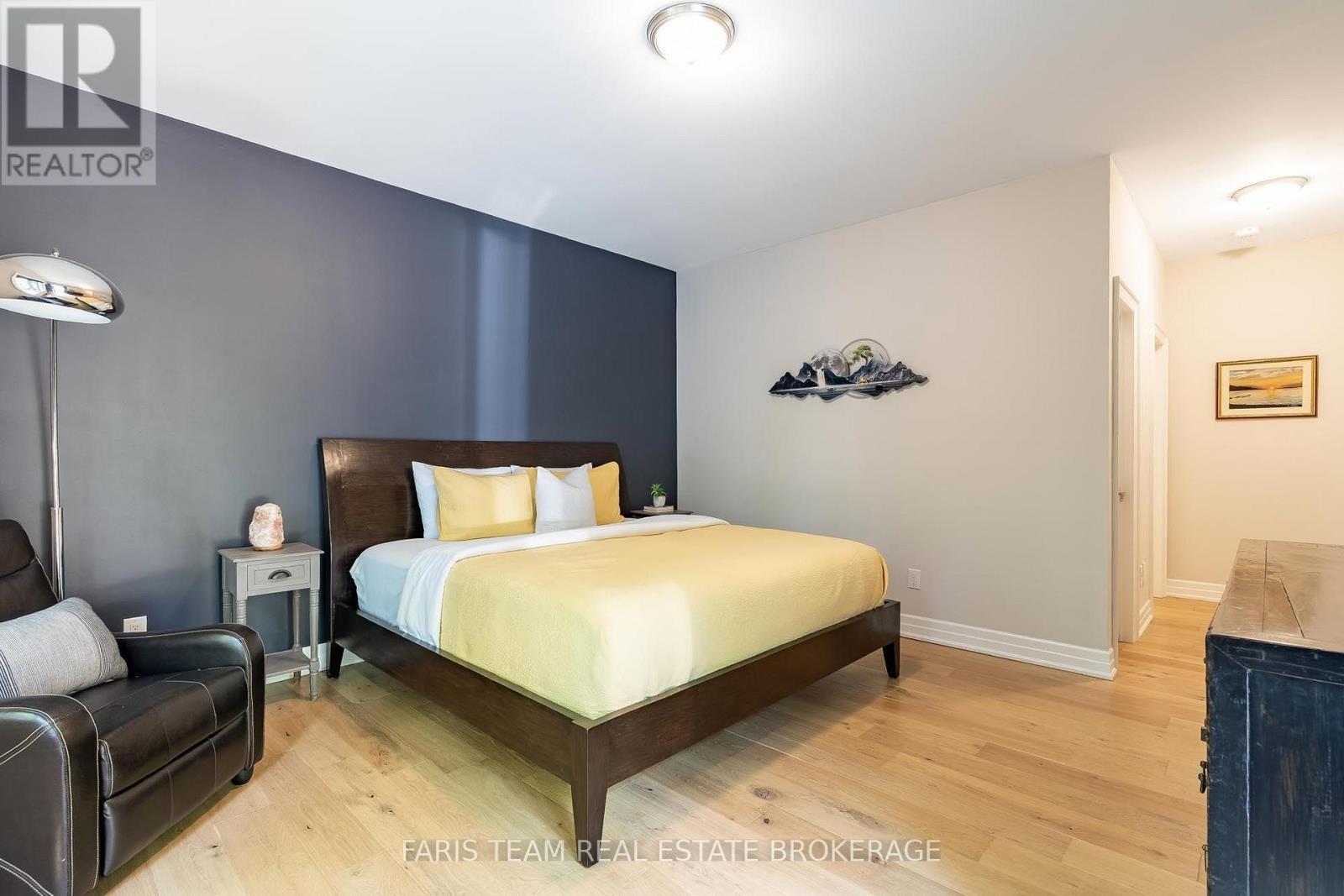 41 Tall Pines Drive, Tiny, ON - Indoor Photo Showing Bedroom