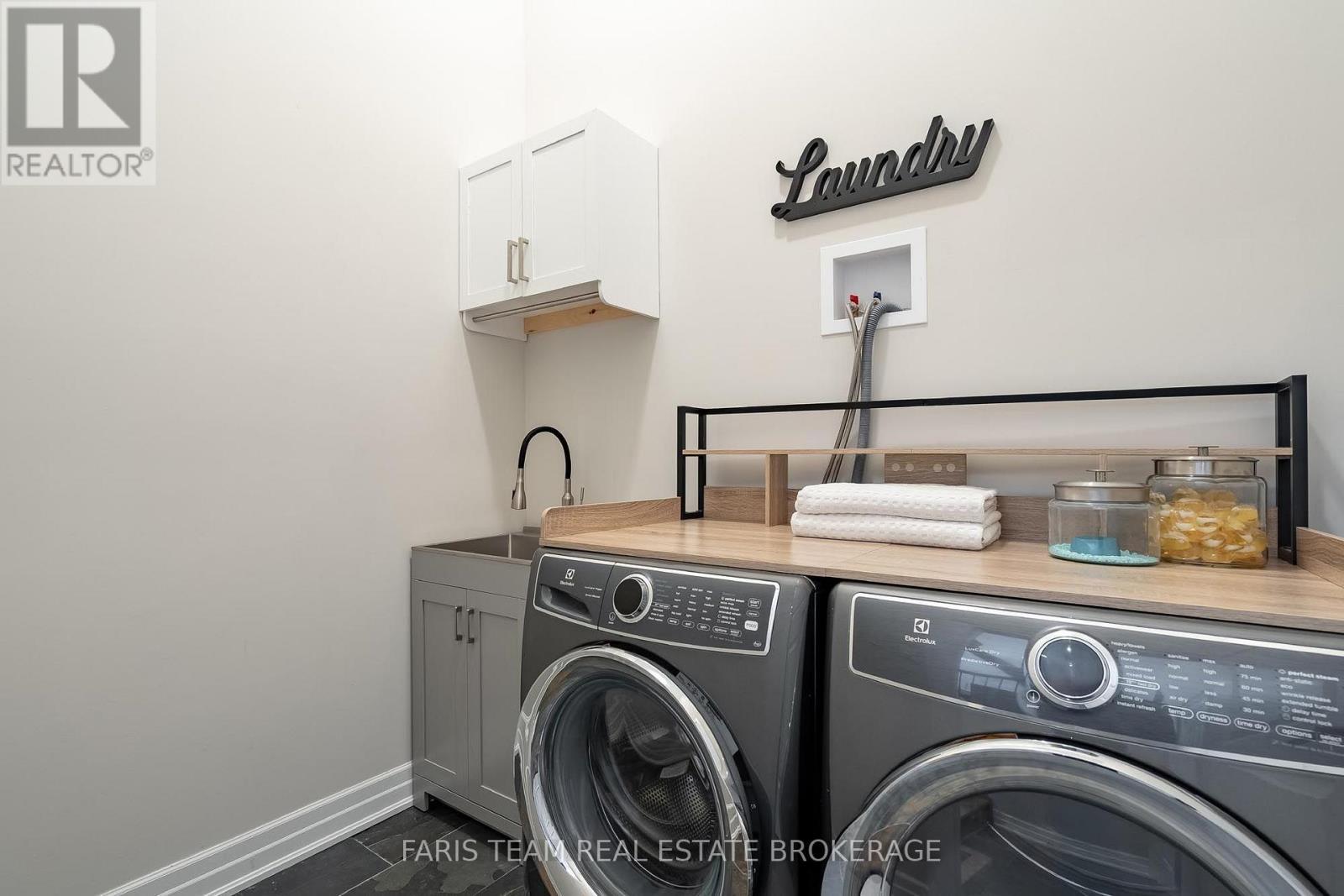 41 Tall Pines Drive, Tiny, ON - Indoor Photo Showing Laundry Room