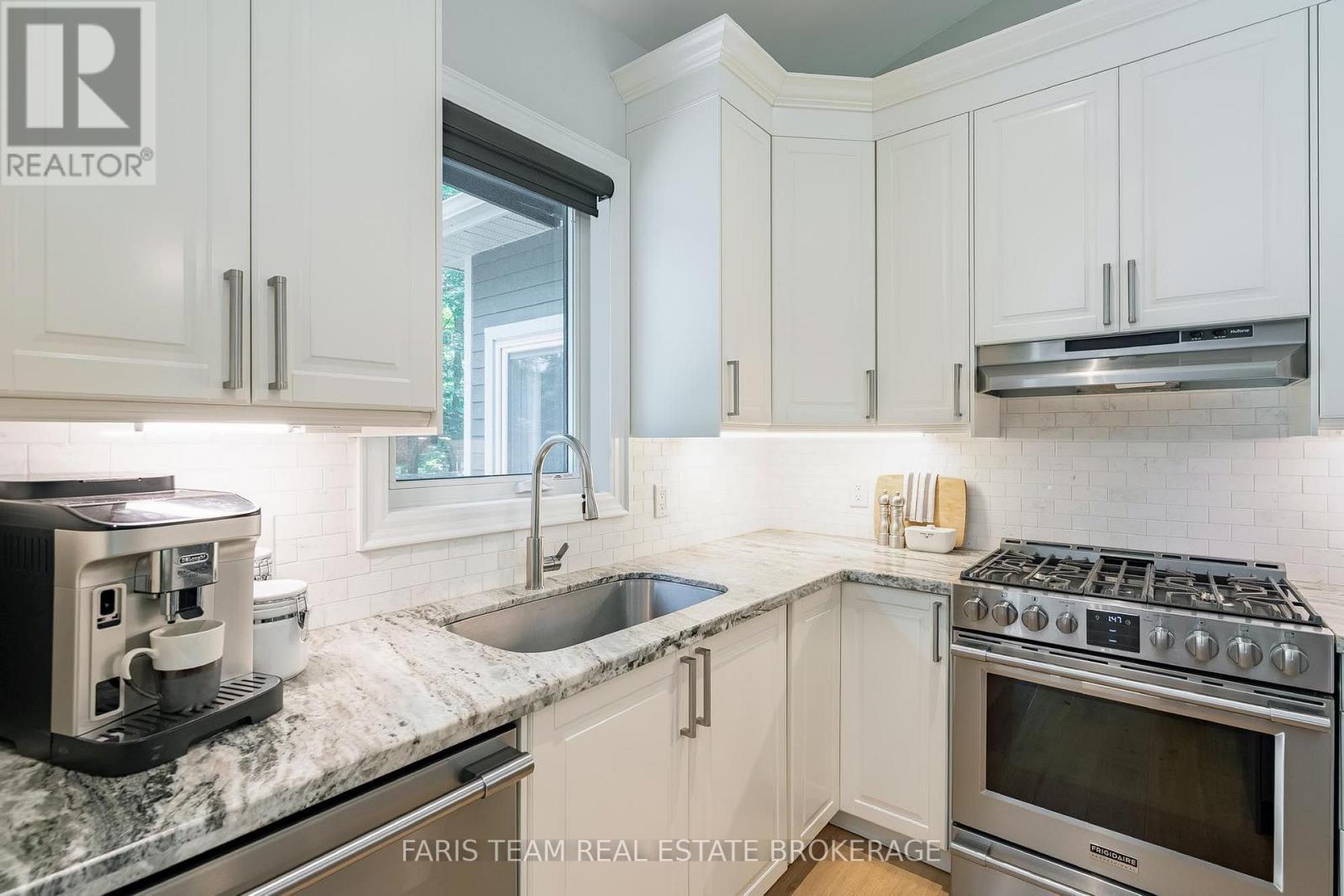 41 Tall Pines Drive, Tiny, ON - Indoor Photo Showing Kitchen With Upgraded Kitchen