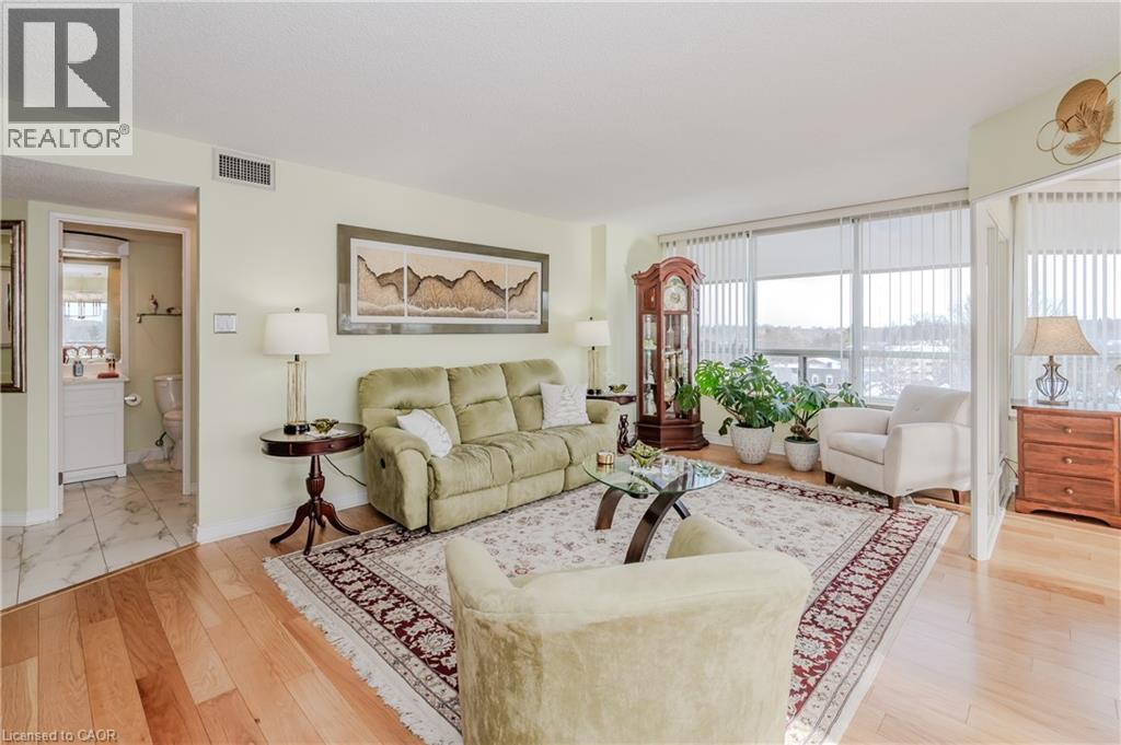 6 Willow Street Unit# 802, Waterloo, ON - Indoor Photo Showing Living Room