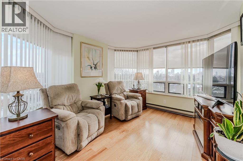 6 Willow Street Unit# 802, Waterloo, ON - Indoor Photo Showing Living Room