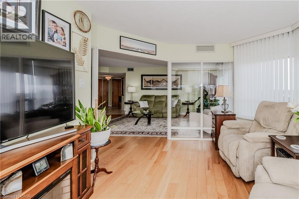 6 Willow Street Unit# 802, Waterloo, ON - Indoor Photo Showing Living Room