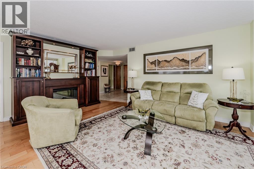 6 Willow Street Unit# 802, Waterloo, ON - Indoor Photo Showing Living Room