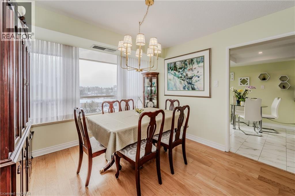6 Willow Street Unit# 802, Waterloo, ON - Indoor Photo Showing Dining Room